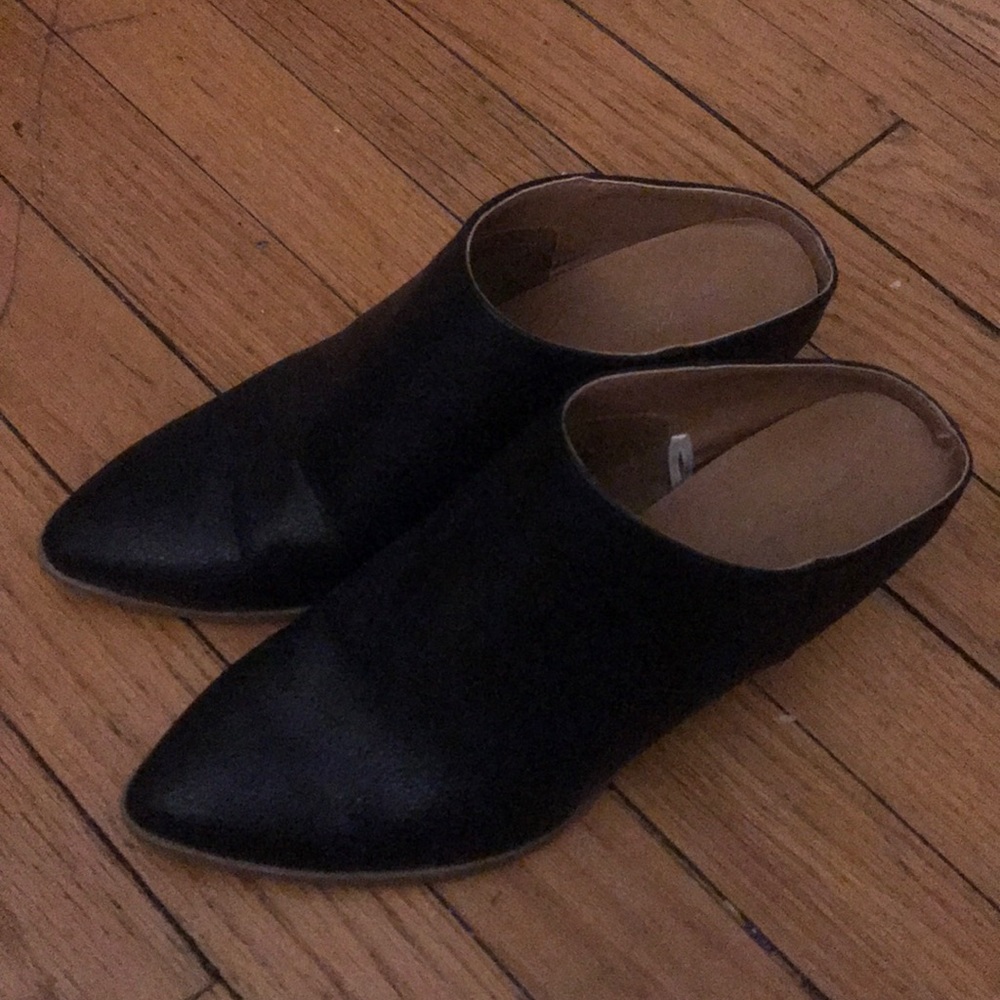 Black Universal Thread Mules